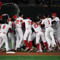 Mexican players celebrate their win over the United States in the Premier12 Super Round bronze-medal game on Sunday at Tokyo Dome.