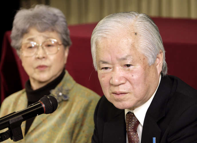 Shigeru Yokota et Sakie Yokota, les parents de Megumi, Japonaise enlevée par la Corée du Nord quand elle avait 13 ans, lors d’une conférence de presse en décembre 2007.