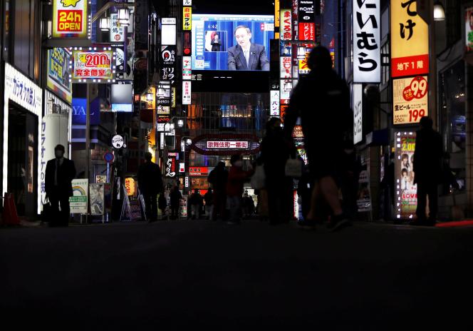 Un grand écran sur un bâtiment, à Tokyo, diffuse la retransmission en direct de la déclaration de l’état d’urgence par le premier ministre japonais, Yoshihide Suga, le 7 janvier 2021.