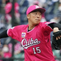 Lotte starter Manabu Mima pitches against Rakuten on Saturday at Zozo Marine Stadium in Chiba. | KYODO