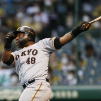 Yomiuri's Zelous Wheeler hits his 10th home run of the season against the Tigers on Saturday at Koshien. | KYODO