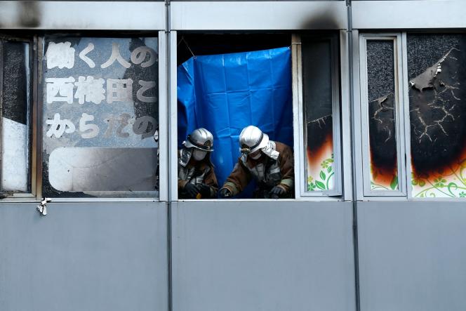 Des pompiers inspectent les locaux ravagés par l’incendie qui s’est déclenché dans une clinique d’Osaka, le 17 décembre 2021.