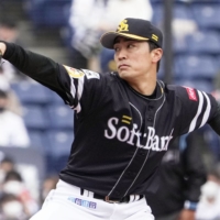 Hawks starter Tsuyoshi Wada pitches against the Marines at Zozo Marine Stadium on Wednesday. | KYODO