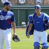 Pitchers and catchers will be able to communicate through a wireless transmitter after MLB approved the technology for use in the regular and postseason. | USA TODAY / VIA REUTERS