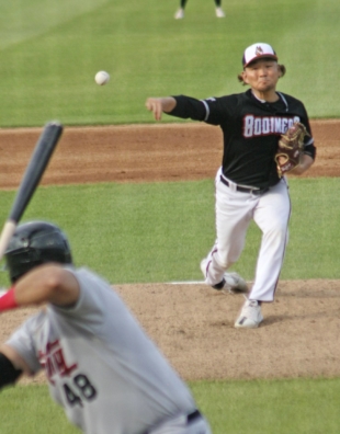 Schaumburg Boomers right-hander Jumpei Akanuma pitches in the independent Frontier League in Schaumburg, Illinois, in May. | KYODO