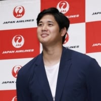 Shohei Ohtani speaks to reporters after arriving at Tokyo's Haneda Airport on Tuesday. | KYODO