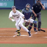 Yutaro Sugimoto of the Buffaloes singles in the game's only run in the third inning in a 1-0 win over the Swallows in Game 4 of the Japan Series at Kyocera Dome Osaka on Wednesday. | KYODO