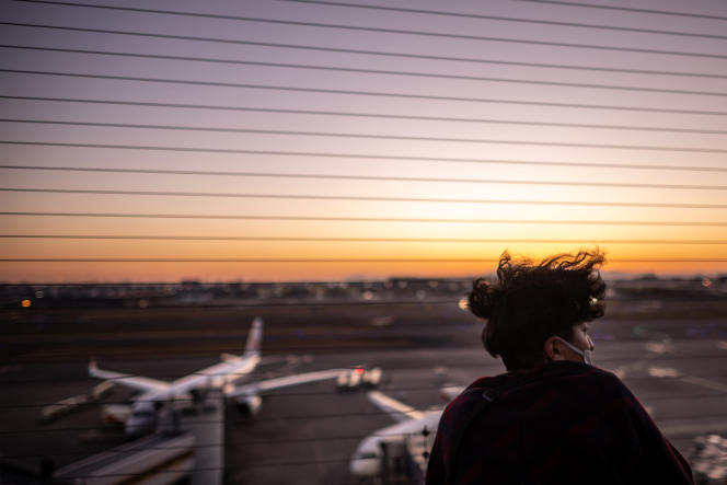 Sur le pont d’observation de l’aéroport de Haneda, à Tokyo (Japon), le 28 février 2023.