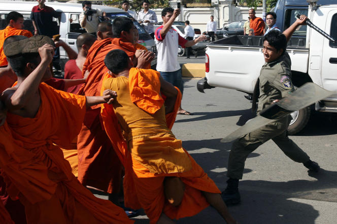 Des moines bouddhistes se heurtent à la police antiémeute lors d’une manifestation devant l’ambassade du Vietnam à Phnom Penh, le 17 décembre 2007.